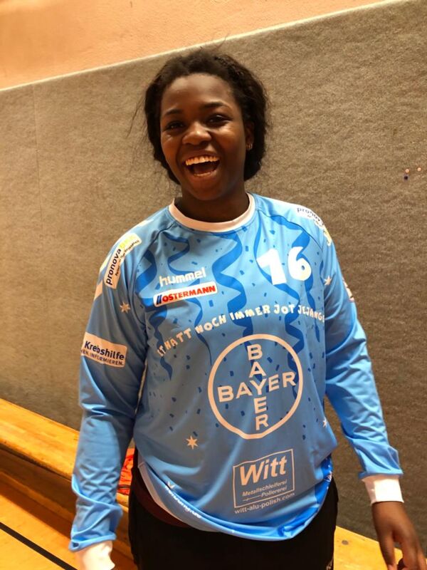 Vanessa Fehr präsentiert ihr Karnevalstrikot.