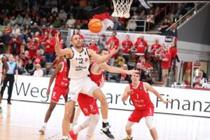 Dennis Heinzmann und BAYER Leverkusen haben gegen die Artland Dragons verloren / Foto: Uwe Pulsfort