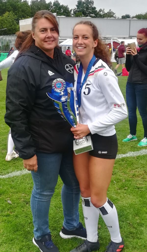 U18-Europameisterin Maya Mehle mit ihrer Trainerin Kerstin Müller. Foto: Mehle
