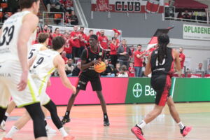 Feierte mit 8 Punkten und 5 Rebounds einen guten Einstand in Leverkusen: Lök Wur / Foto: Uwe Pulsfort