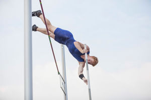 Stabhochsprung-Weltmeister Shawn Barber springt zum wiederholten Mal in Leverkusen. Foto: Kenny Beele