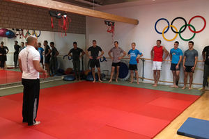 Konkret auf das Stabhochsprung-Training zugeschnittene Koordinations- und Stabilisationsübungen demonstrierte der renommierte Physiotherapeut Roman Jahoda aus Salzburg.