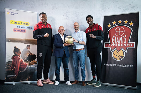 Joel Lungelu, Ingo Balzer, Henrik Fronda und C.J. Oldham (v.l.) freuen sich über die Partnerschaft zwischen den GIANTS und der Pronova BKK. Foto: Martin Moritz
