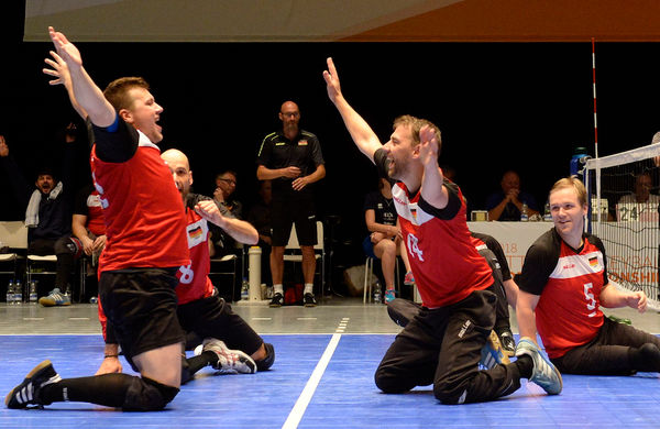 Mathis Tigler jubelt mit den Teamkollegen (c) Ralf Kuckuck, DBS-Akademie