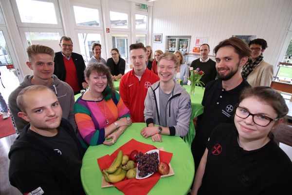 Staatssekretärin Andrea Milz im Kreise hoffnungsvoller TSV-Talente. Foto: Pulsfort