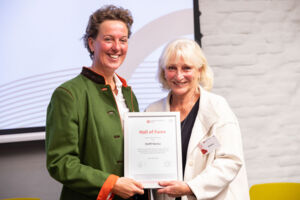 Die Laudatio für Steffi Nerius (links) hielt Ulla Koch. Foto: Eilers