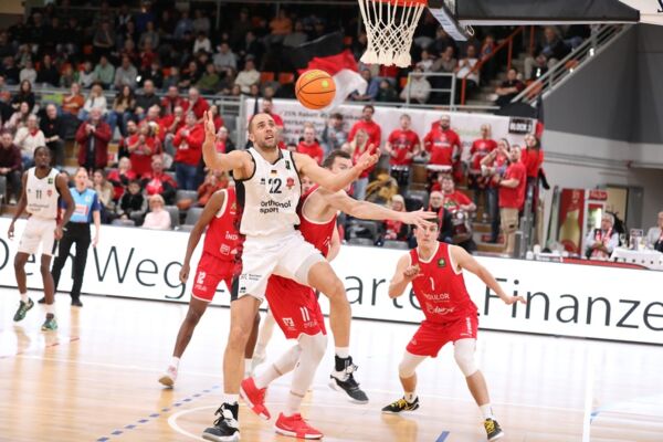 Dennis Heinzmann und BAYER Leverkusen haben gegen die Artland Dragons verloren / Foto: Uwe Pulsfort