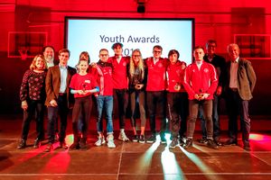 Die TSV-Youngstars mit den Laudatoren. Fotos: Faßbender