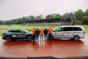 Marlene Meyer, Oliver Heuser, Malte Kalsbach, Stephan Penz und Hendrik Müller mit zwei neuen Autos. Foto: Althoff