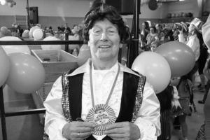 Helmut Euler beim Kinderkarneval 2017 mit einem seiner vielen selbst gebastelten Orden.