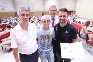 TSV-Vorsitzender Klaus Beck mit Ehrenmitglied Heinrich Popow sowie den scheidenden Trainern Renate Wolf und Achim Kuczmann.