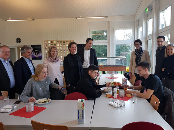 Jens Nettkoven (hinten Mitte) und Rüdiger Scholz waren zu Gast im Sportinternat.