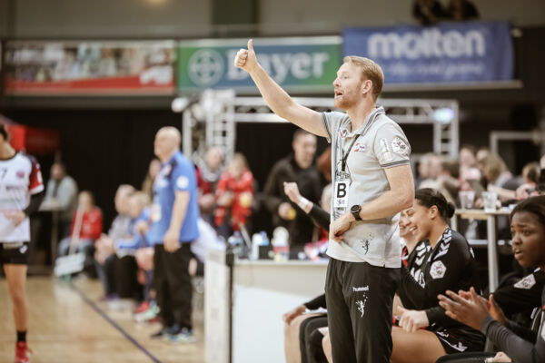 Trainer Robert Nijdam und die Elfen haben wieder ein Heimspiel. Foto: Dembinski