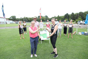 TSV-Trainerin Sonja König (rechts) und die Netzwerkpartner von „Leverkusen bewegt“ freuen sich auf viele Besucher beim Sommerfest. Foto: Pulsfort
