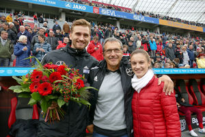 Hans-Jörg Thomaskamp umrahmt von Hochsprung-Europameister Mateusz Przybylko und U20-Staffel-Europameisterin Jennifer Montag.
