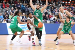 John Williams Jr. streckte sich gegen Koblenz vergeblich / Foto: Uwe Pulsfort