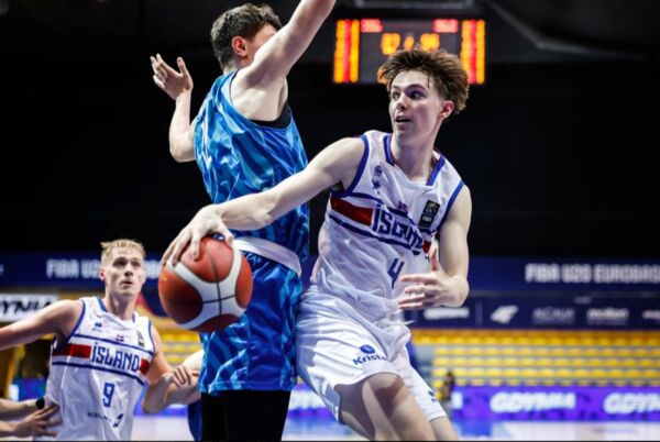 Spielte 2024 für Island bei der U20-EM: Agust Kjartansson (weißes Trikot) / Foto: FIBA