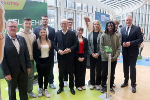Zu den Toptalenten in der Ausstellung zählen auch Max Dehning (4.v.l.) und Finn Dercks (6.v.l.). Foto: Zu den Toptalenten in der Ausstellung zählen auch Max Dehning (4.v.l.) und Finn Dercks (6.v.l.). Foto: Bernd Schälte