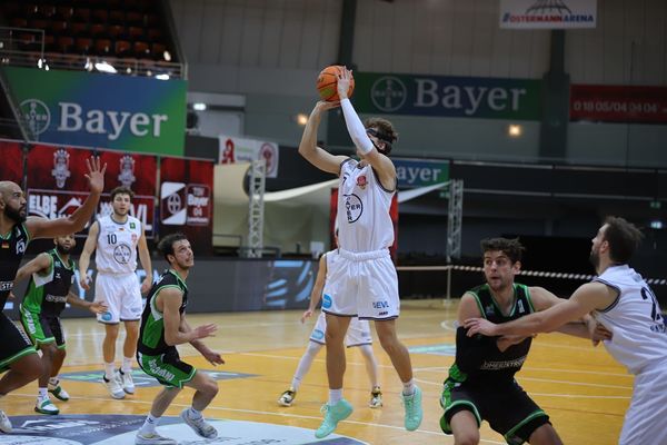 Matchwinner: Grant Dressler beim Wurf zum 99:98. Foto: Fankhauser