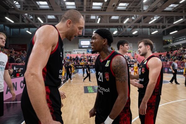 Dennis Heinzmann und John Williams Jr. bejubeln den Erfolg der GIANTS in Tübingen / Foto: Dennis Duddek