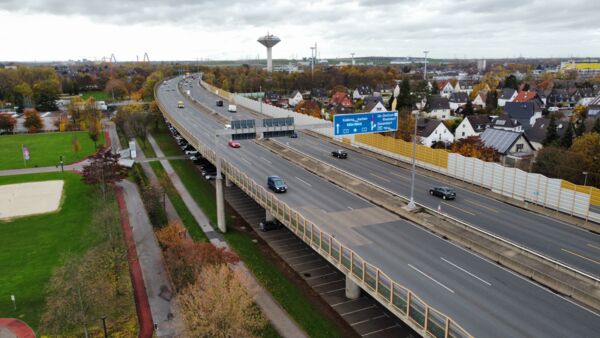 Parkeinschränkungen unter der "Stelze". Foto: Deutsch