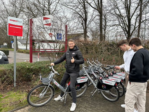 GoFit-Leiter Martin Wagner hat ich gleich mal eines der Leihräder geschnappt. Foto: Heuser