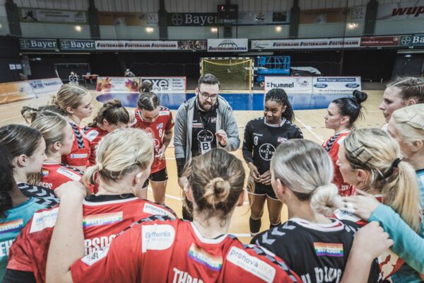 Das Team von Elfen-Trainer Martin Schwarzwald fährt am Samstag nach Ketsch. Foto: Dembinski