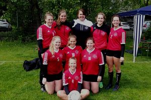 Die Faustball-Frauen sind mit einem Sieg und einer Niederlage gestartet. Foto: Müller