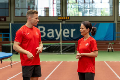 Die Bundesministerin kurz vor der Trampolineinlage im Gespräch mit Weitsprung-Weltrekordler Markus Rehm. Foto: Heuser