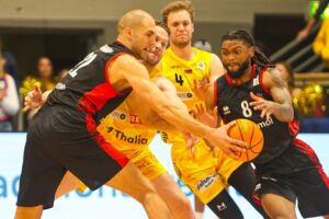 Viel Arbeit hatten Dennis Heinzmann und Kobe Langley gegen Hagen / Foto: Jörg Laube