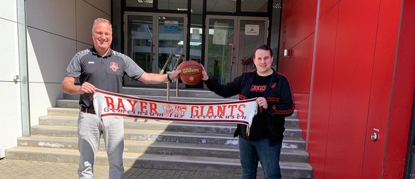 Basketball-Abteilungsleiter Frank Rothweiler (l.) und NK12-Vertreter Oliver "Wuppi" Willutzki bei der symbolischen Schal-Übergabe.