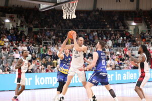 Schrammte mit seiner Mannschaft knapp am Sieg vorbei: Dennis Heinzmann / Foto: Uwe Pulsfort