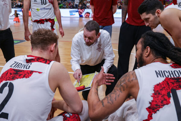 Es gab einiges zu besprechen: Mike Koch und seine Jungs konnten die Braves bezwingen / Foto: Frank Fankhauser (@effefffoto)