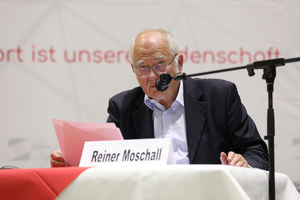Reiner Moschall übergibt das Amt des Schatzmeisters an Martin Eckardt. Fotos: Pulsfort