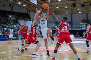 Dennis Heinzmann erzielte mit 22 Punkten und 11 Rebounds das nächste Double Double. Foto: Fankhauser