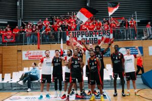 Feierten gemeinsam: GIANTS und ihre lautstarken Anhänger / Foto: Nils Althoff (NA)