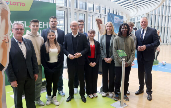 Zu den Toptalenten in der Ausstellung zählen auch Max Dehning (4.v.l.) und Finn Dercks (6.v.l.). Foto: Zu den Toptalenten in der Ausstellung zählen auch Max Dehning (4.v.l.) und Finn Dercks (6.v.l.). Foto: Bernd Schälte