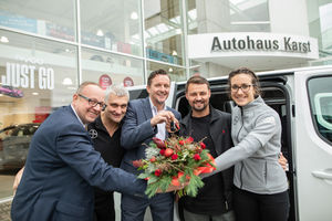 Auch die Top-Sportler Irmgard Bensusan und Heinrich Popow (v.r.) freuen sich über den neuen Toyota-Bus.