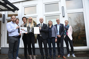 Sylvia Schulz (4.v.l.) ist Leverkusener "Eliteschülerin des Jahres 2019".
