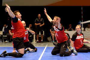 Mathis Tigler jubelt mit den Teamkollegen (c) Ralf Kuckuck, DBS-Akademie
