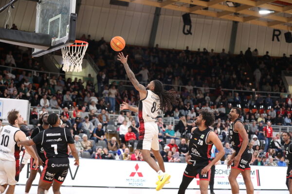 Auch Kobe Langley konnte die Niederlage der BAYER-Korbjäger nicht abwenden / Foto: Uwe Pulsfort