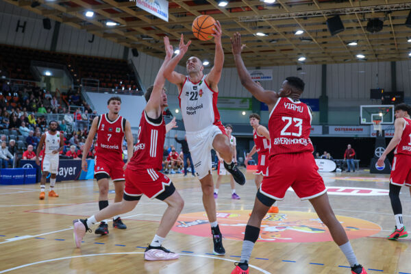 Dennis Heinzmann erzielte mit 22 Punkten und 11 Rebounds das nächste Double Double. Foto: Fankhauser