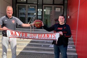 Basketball-Abteilungsleiter Frank Rothweiler (l.) und NK12-Vertreter Oliver "Wuppi" Willutzki bei der symbolischen Schal-Übergabe.