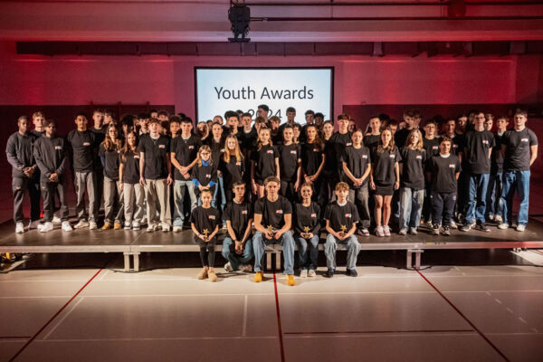 Die erfolgreichen Nachwuchssportlerinnen und Sportler auf ihrer großen Bühne. Fotos: Althoff