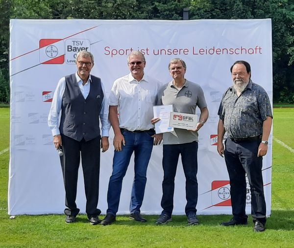 Klaus Beck (TSV Bayer 04), Jürgen Albrecht (DFBL), Frank Schmidt (Faustball-Abteilung) und Bernhard Marewski (Stadt Leverkusen) nach der Auszeichnung.  Foto: Hodel