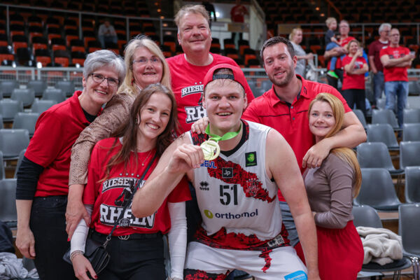 Gern gesehene Gäste in der Ostermann-Arena: Sören-Eyke Urbansky und seine Familie / Foto: Frank Fankhauser (@effefffoto)