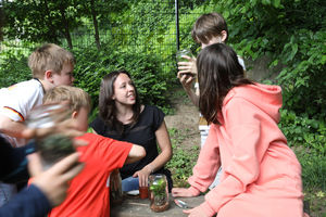 TSV-Mitarbeiterin Alina Cymera vermittelt den Kindern das Thema "Wasser" sehr praxisnah.  Fotos: Pulsfort