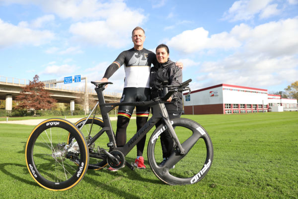 Benno Schmidt mit Trainerin Sara Grädtke. Foto: Pulsfort