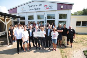 Sparkassen-Vorsitzender Rainer Schwarz übergab einen Scheck in Höhe von 7.000€. Foto: Pulsfort