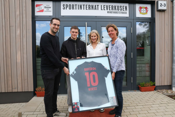 Florian Wirtz im Frühjahr bei einem Besuch im Sportinternat mit (v.l.) Marco Walter (Sportzweigkoordinator LLG), Jutta Wellmann (Schulkoordinatorin Bayer 04) und Steffi Nerius (Leiterin Sportinternat).  Foto: Nils Althoff